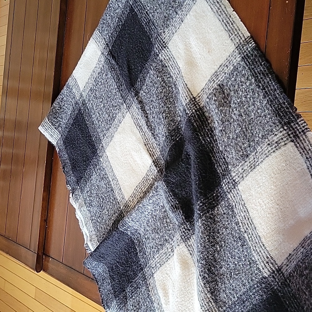 BLACK & WHITE 🖤 WRAP SCARF